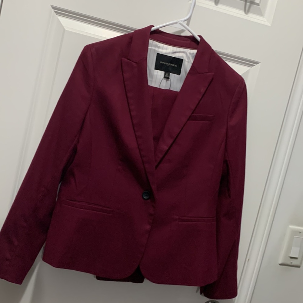 Banana republic single breasted mid length pantsuit 6p. brick color